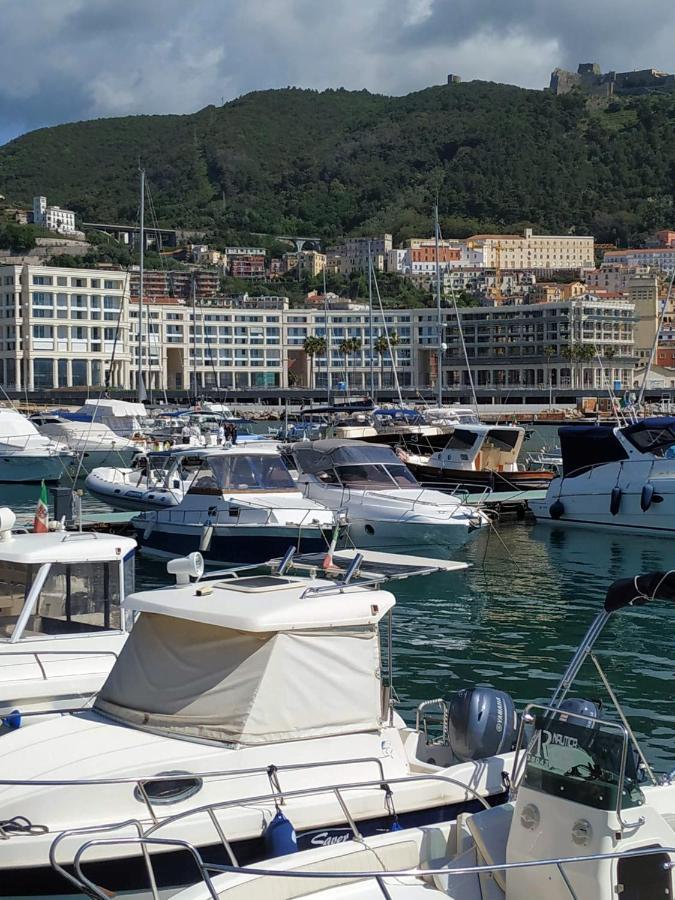 Margherita'S Apartment ซาแลร์โน ภายนอก รูปภาพ