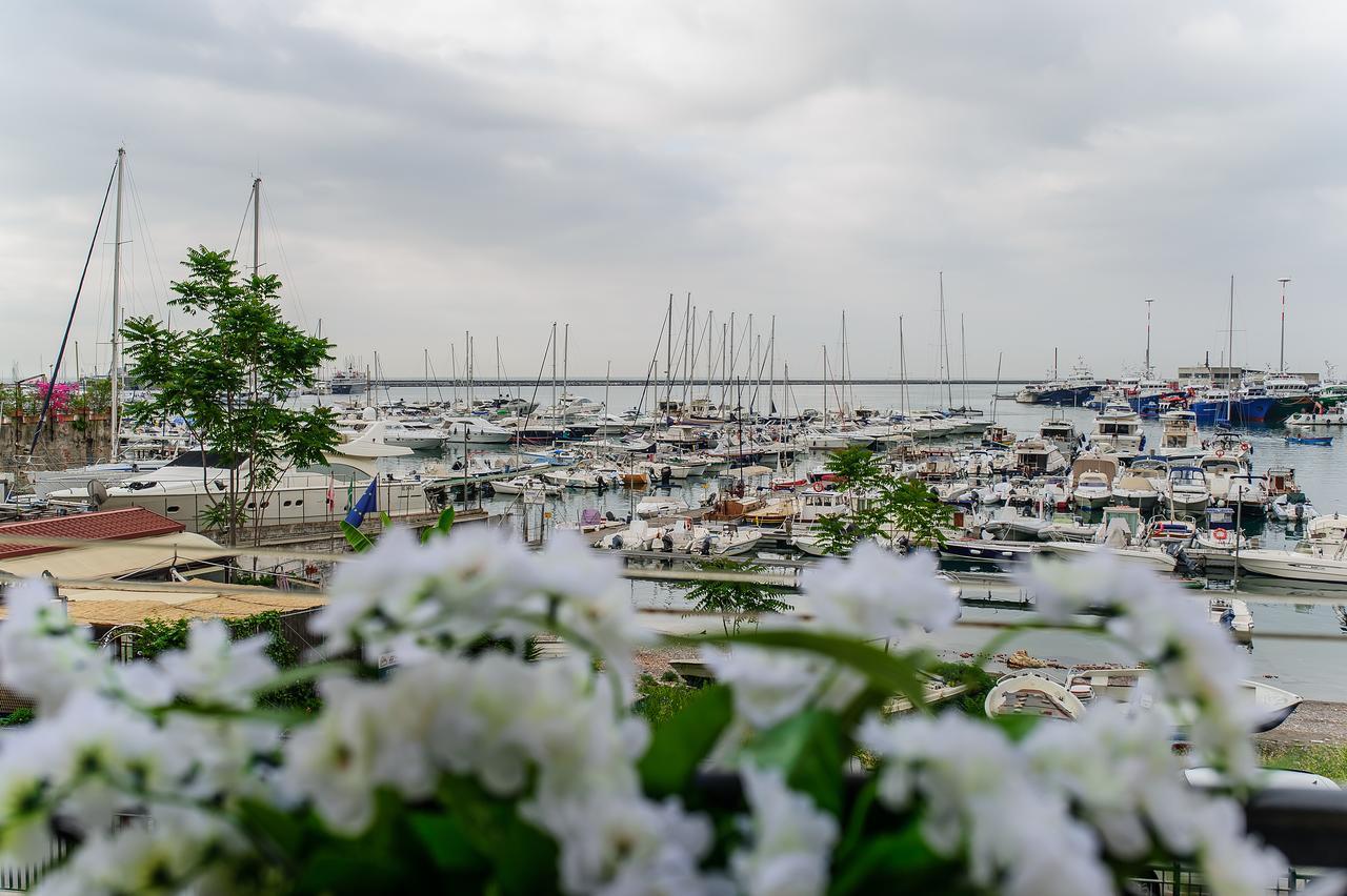 Margherita'S Apartment ซาแลร์โน ภายนอก รูปภาพ